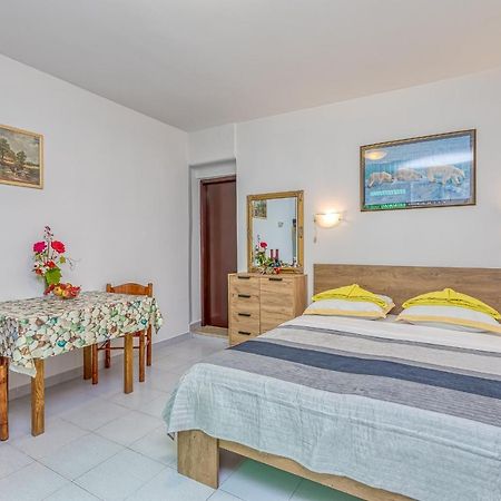 Apartments Bastovanovic ロヴィニ エクステリア 写真