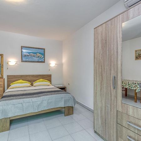 Apartments Bastovanovic ロヴィニ エクステリア 写真