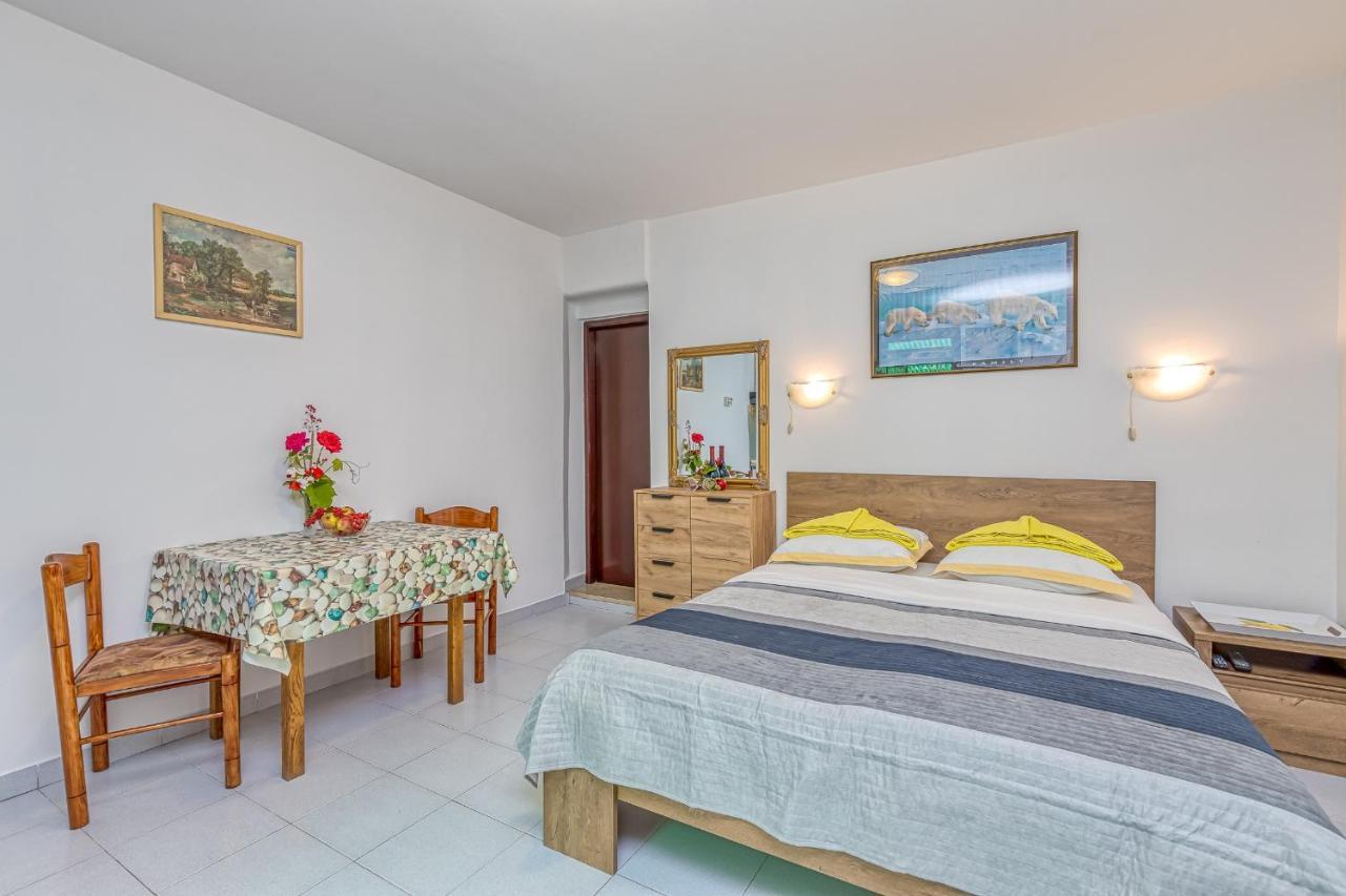 Apartments Bastovanovic ロヴィニ エクステリア 写真