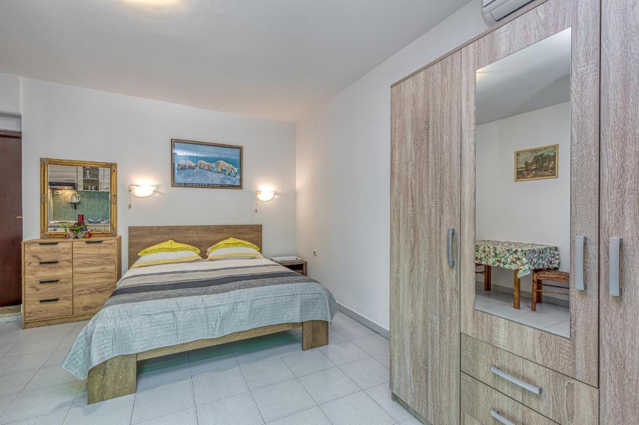 Apartments Bastovanovic ロヴィニ エクステリア 写真
