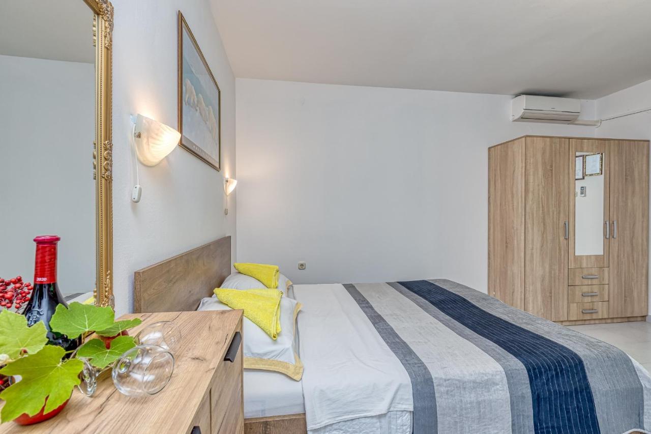 Apartments Bastovanovic ロヴィニ エクステリア 写真