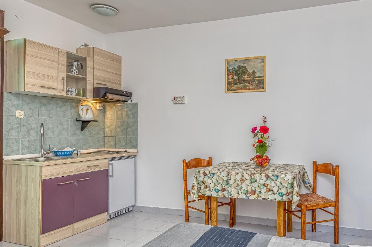 Apartments Bastovanovic ロヴィニ エクステリア 写真