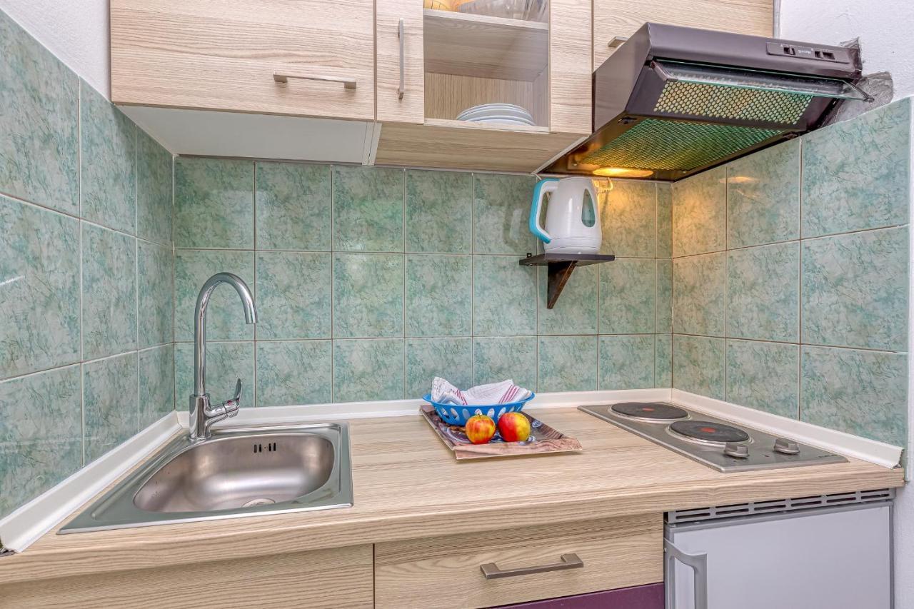 Apartments Bastovanovic ロヴィニ エクステリア 写真