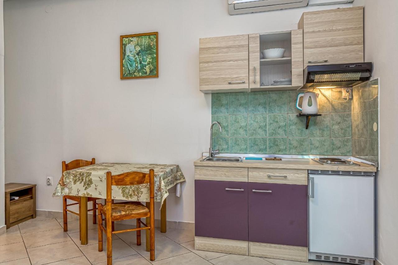 Apartments Bastovanovic ロヴィニ エクステリア 写真