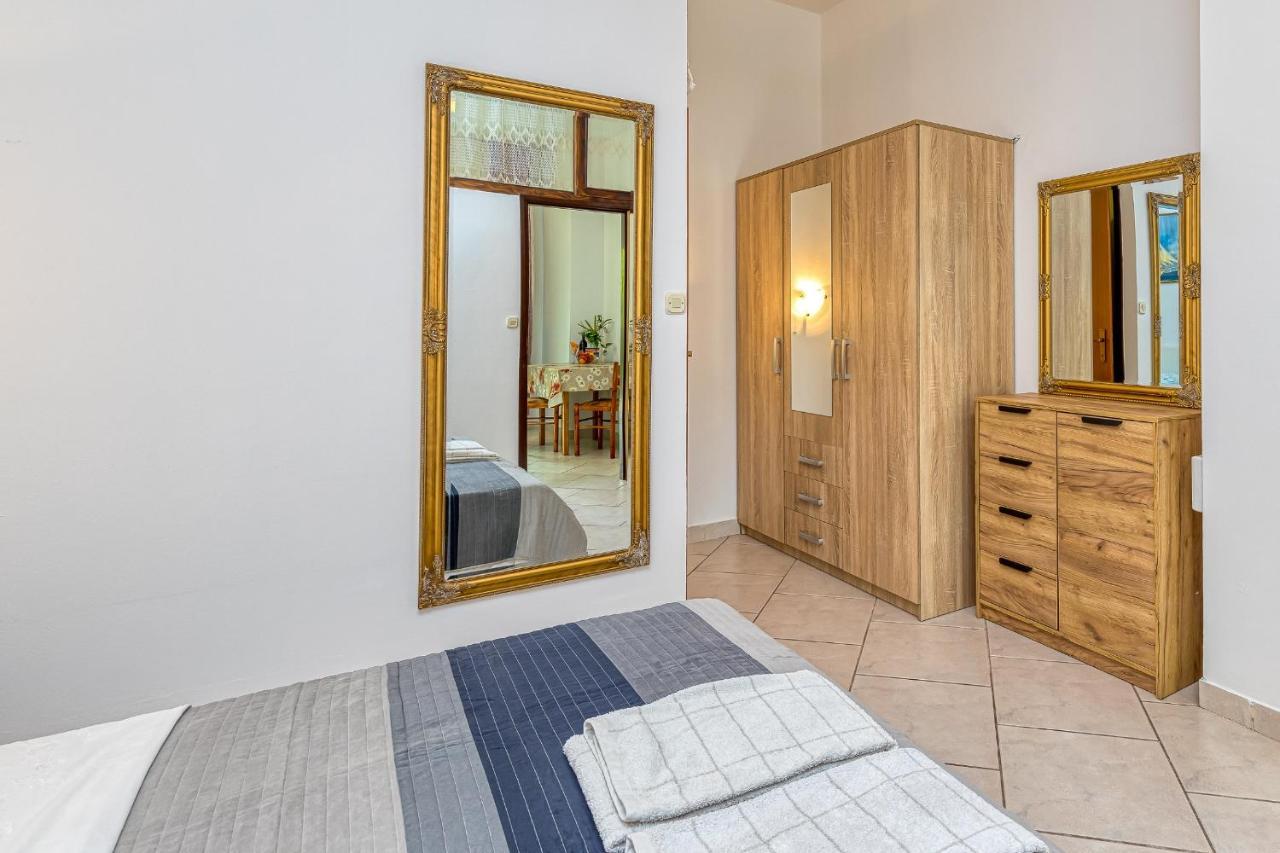 Apartments Bastovanovic ロヴィニ エクステリア 写真