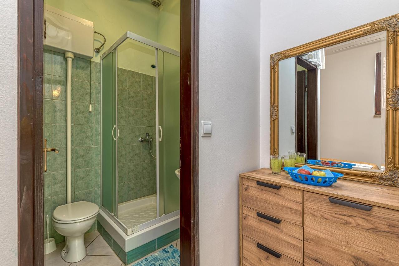 Apartments Bastovanovic ロヴィニ エクステリア 写真