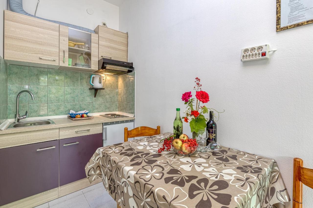 Apartments Bastovanovic ロヴィニ エクステリア 写真