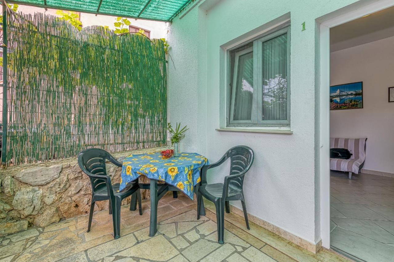 Apartments Bastovanovic ロヴィニ エクステリア 写真