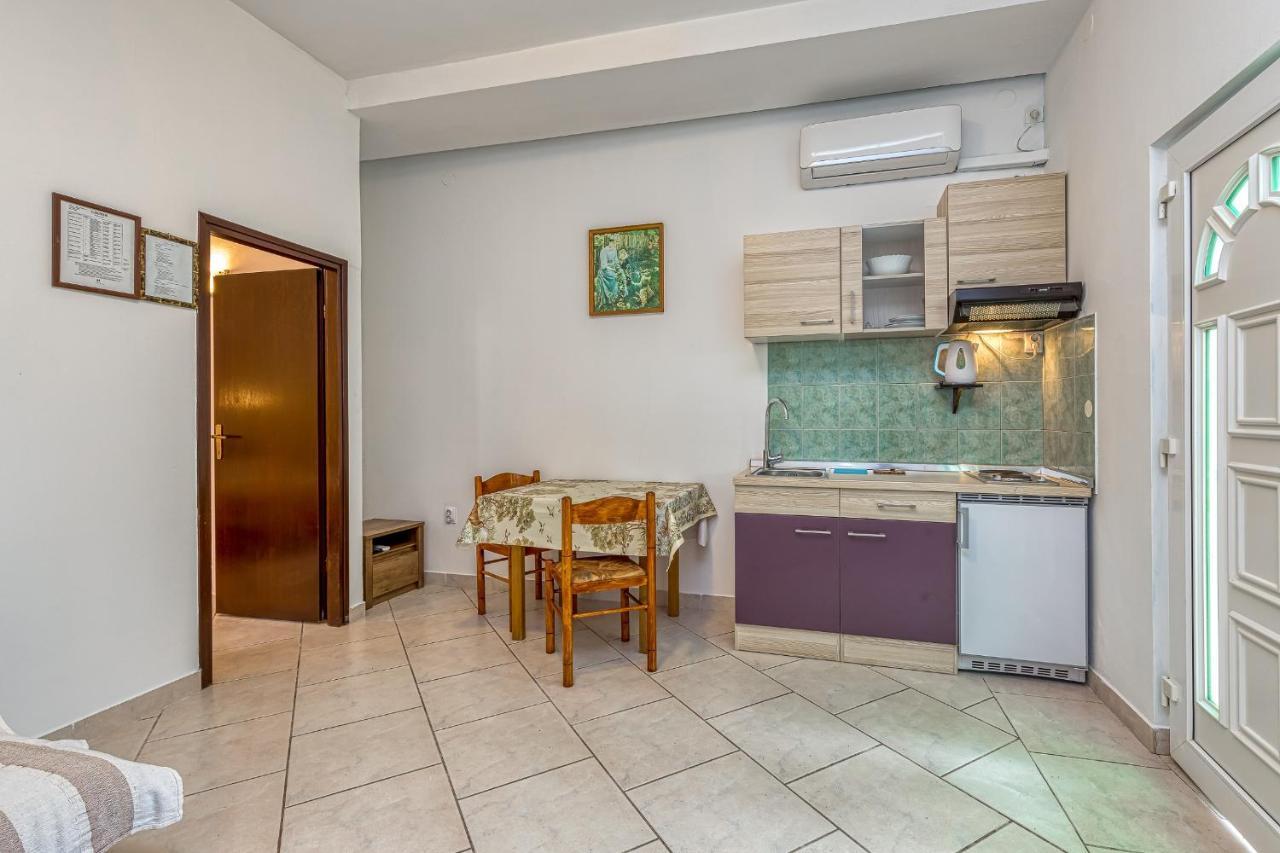 Apartments Bastovanovic ロヴィニ エクステリア 写真