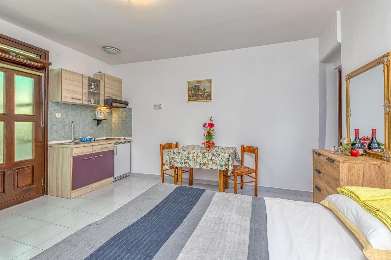 Apartments Bastovanovic ロヴィニ エクステリア 写真